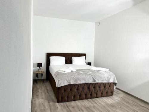 - une chambre blanche avec un lit et deux oreillers dans l'établissement Sky Apartments 509, à Plzeň