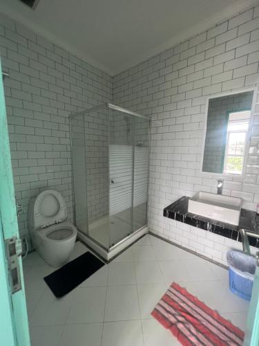 y baño con ducha, aseo y lavamanos. en NVD12A #notrevilladagonvd for 10pax en Bandung