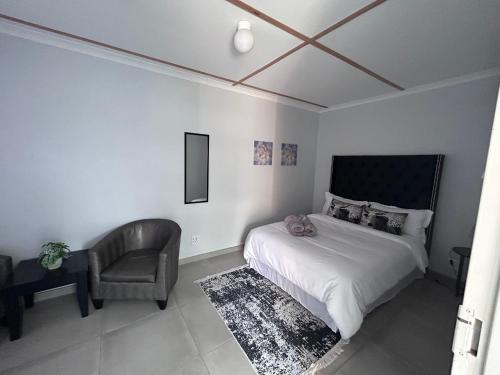 Кровать или кровати в номере Ju’s Self-catering Accommodation
