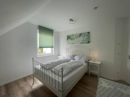 Habitación blanca con cama y ventana en Urban house for families and Berlin tourists, en Teltow