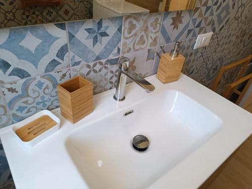 un lavandino bianco da bagno con due blocchi di legno di suite4relax - near poetto beach a Quartu SantʼElena