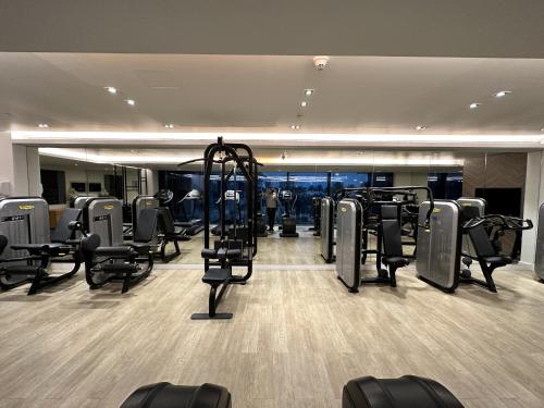 RayyāにあるMarassi Galleria Residence Bahrainのトレッドミルと椅子が備わるジム