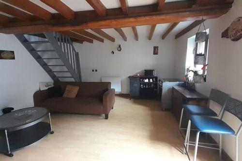 un salon avec un canapé et une table dans l'établissement Charmante maisonnette au cœur de la campagne, à Pourrain