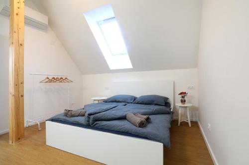 1 dormitorio con 1 cama con almohadas azules en Apartmán Frolkova Strážnice, en Strážnice