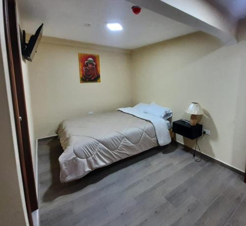 sypialnia z łóżkiem w pokoju w obiekcie Mi casa w mieście Latacunga