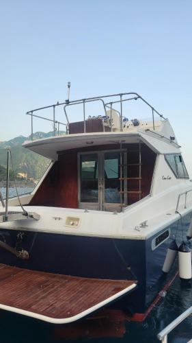 una barca è ormeggiata in acqua di Salerno Yacht a Salerno