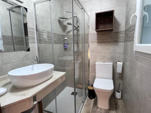 W łazience znajduje się umywalka, toaleta i prysznic. w obiekcie Dolmen w mieście Serradilla del Arroyo