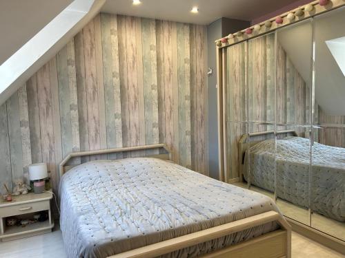 een slaapkamer met 2 aparte bedden en een trap bij Les Chopinettes in Saint-Prix