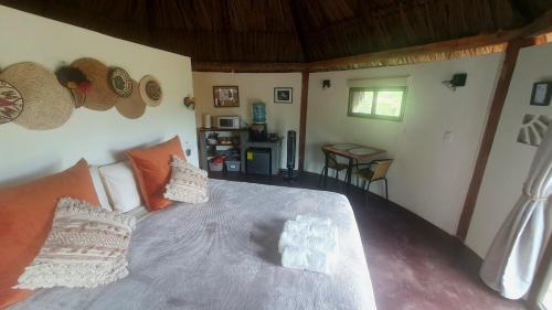 una camera con un grande letto di Lodge LA EMBERÁ I Osez l'insolite tout confort a Los Pontones