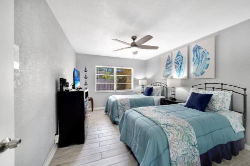 a bedroom with two beds and a ceiling fan at Lovely 1 Bedroom - Just Beachy By Pmi in Fort Lauderdale