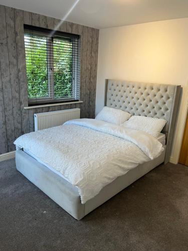 een slaapkamer met een groot wit bed in een kamer bij Castle De Annis in Bradshaw