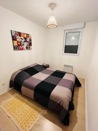 une chambre avec un grand lit dans une pièce dans l'établissement Appartement - Toulouse, à Toulouse