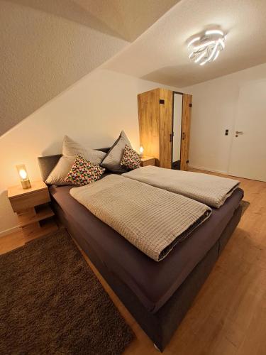 ein Schlafzimmer mit einem großen Bett in einem Zimmer in der Unterkunft Ferienwohnung Rheinsteig in Boppard