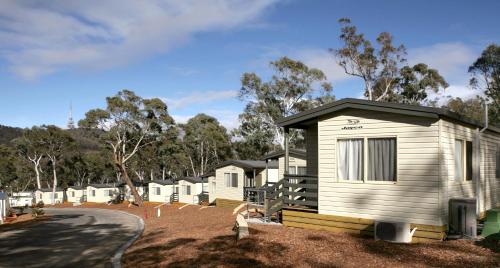 a row of mobile homes in a subdivision at Alivio Tourist Park Canberra in Canberra