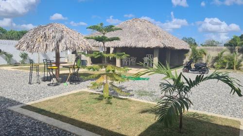 une petite cabane avec une aire de jeux en face de celle-ci dans l'établissement Villa los frias, 