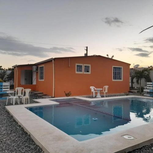 une maison avec une piscine en face d'une maison dans l'établissement Villa los frias, 