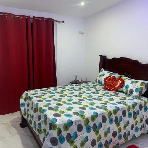- une chambre avec un lit et une couette colorée dans l'établissement Villa los frias, 
