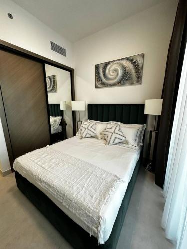 Postel nebo postele na pokoji v ubytování Stunning 1 bedroom in Binghatti, Burj Khalifa view