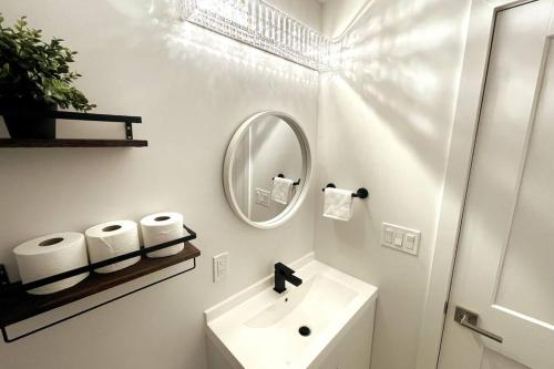 Ένα μπάνιο στο Exquisite, bright & modern condo.