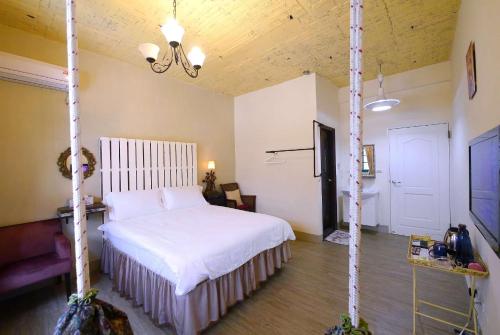 a bedroom with a white bed in a room at 高雄市包棟民宿-高雄寵物友善民宿-高雄阿爾兔兔民宿-Rabbit house in Kaohsiung