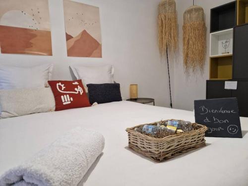 - une chambre avec un lit et un panier dans l'établissement Aera, à Nice