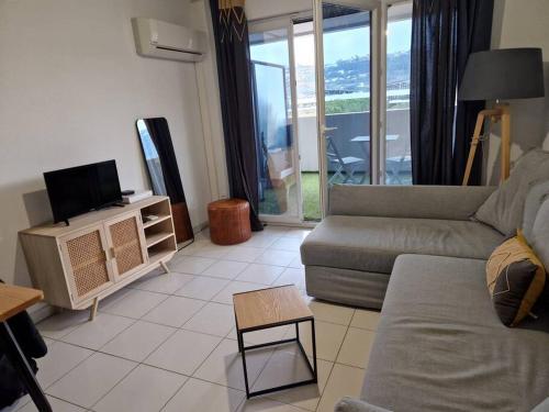 - un salon avec un canapé et une télévision dans l'établissement Aera, à Nice