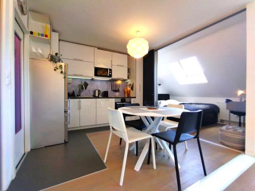 - une cuisine et une salle à manger avec une table et des chaises dans l'établissement Apartment Lila, à Zagreb