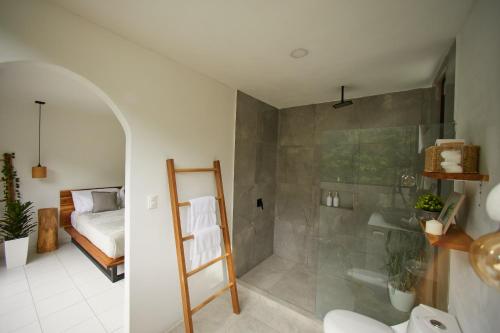 a bathroom with a shower and a bed in a room at Deluxe Loft 1 BDR con linda vista in Puntarenas