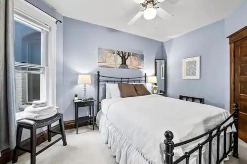 sypialnia z łóżkiem i wentylatorem sufitowym w obiekcie Luxury Retreat: Villa Haven for Your Perfect Holiday w mieście Denver