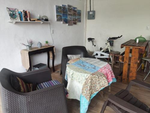 Hostal Santa Marta في لا يونون: غرفة معيشة مع طاولة وكراسي ومكتب