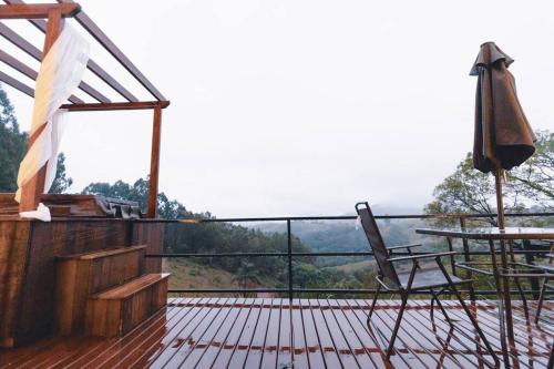 a balcony of a house with a view at Cabana Raízes: A-Frame com vista para as montanhas in Baependi