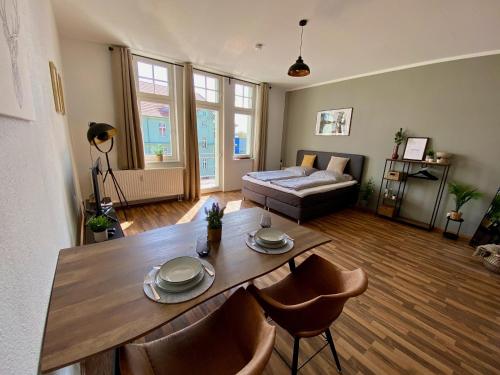 ein Wohnzimmer mit einem Tisch und einem Sofa in der Unterkunft Design Apartment / 1 Room / Netflix / Parken in Magdeburg