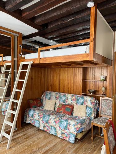 - un canapé dans un dortoir avec des lits superposés dans l'établissement Quatre rêves à Lutèce, à Paris
