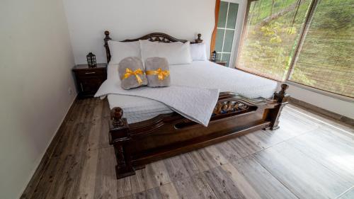 Un dormitorio con una cama con dos zapatos. en HOME SUITE, en Tuluá