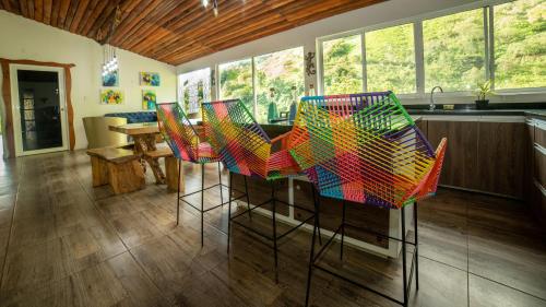un grupo de sillas coloridas en una cocina en HOME SUITE, en Tuluá