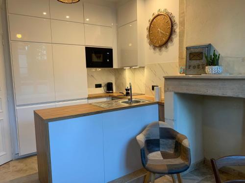 a kitchen with a counter and a sink and a counter top at Charmante petite maison in Saint-Vigor-le-Grand