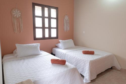 - une chambre avec 2 lits avec des draps blancs et une fenêtre dans l'établissement #MAAKA HOUSE - Near Town Square W/Wi-Fi and TV, à Jardín