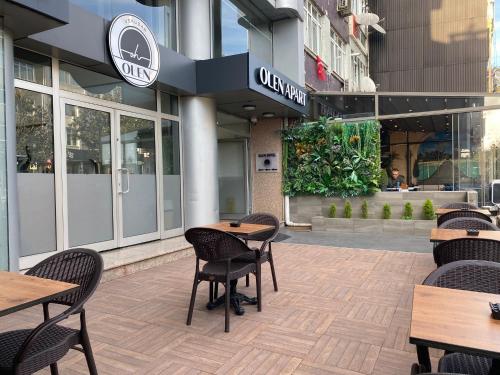 Olen Uskudar Hotel في إسطنبول: مطعم فيه طاولات وكراسي امام مبنى