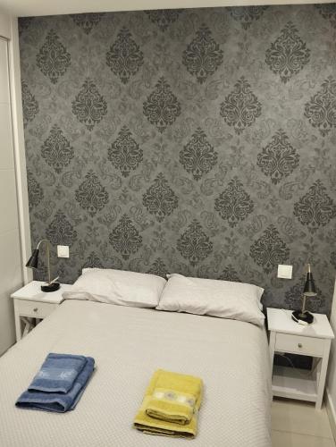 a bedroom with a bed with two towels on it at apartamento COLON !!PARKING PRIVADO GRATUITO !! in Logroño