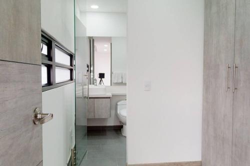 a bathroom with a toilet and a sink at Apartamento 2 habitaciones Unicentro Scape in Bogotá
