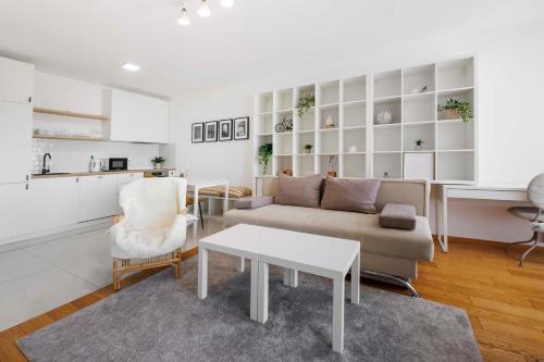 una sala de estar con un sofá y una mesa en Panta Rhei Luxury Apartments, en Novi Sad