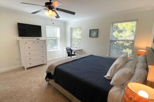 een slaapkamer met een bed en een flatscreen-tv bij Grayling Beach House in Inlet Beach