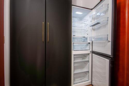 ザコパネにあるApart Serwis - Apartament Krupówki 3のオープン冷蔵庫(ドアと棚付)