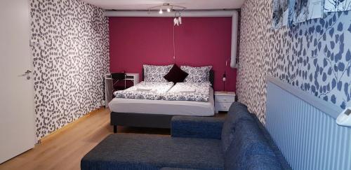 a bedroom with a bed with a purple wall at Fin Villa nära insjön Burtäsket in Burträsk