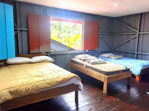 Habitación con 2 camas y ventana en Chocolate Village & pool, en Jiménez