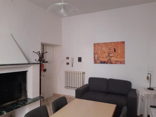 Posezení v ubytování Appartamento Centro Storico con balcone e camino - Tarquinia