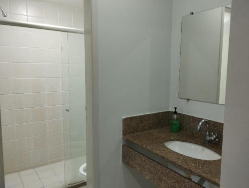 Ένα μπάνιο στο Terra Hospedagem flats aconchegantes piscina e academia via park