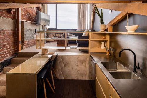但尼丁The Thomas Gregg Apartments的带水槽和台面的厨房