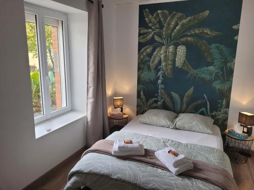 une chambre avec un lit avec des serviettes dessus dans l'établissement Chez Alec, à Mernel