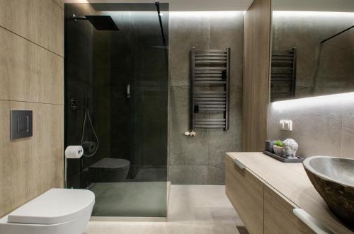 a bathroom with a shower and a toilet and a sink at SKY Home- Angel Apartament -Neopolis, Centrum, Parking, Klimatyzacja, Dostęp na Kod in Łódź